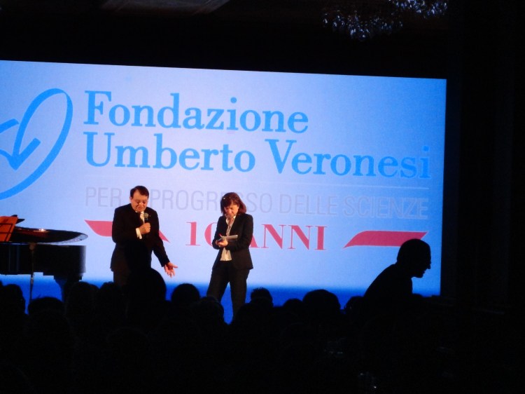 Luc Montagnier con interprete