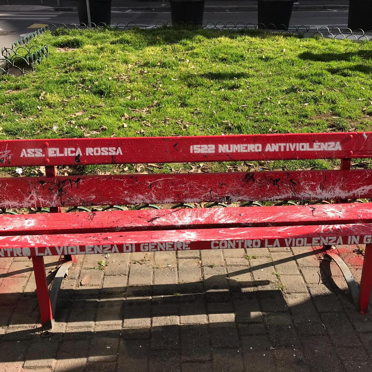 La panchina rossa di Piazza&nbsp;Dergano